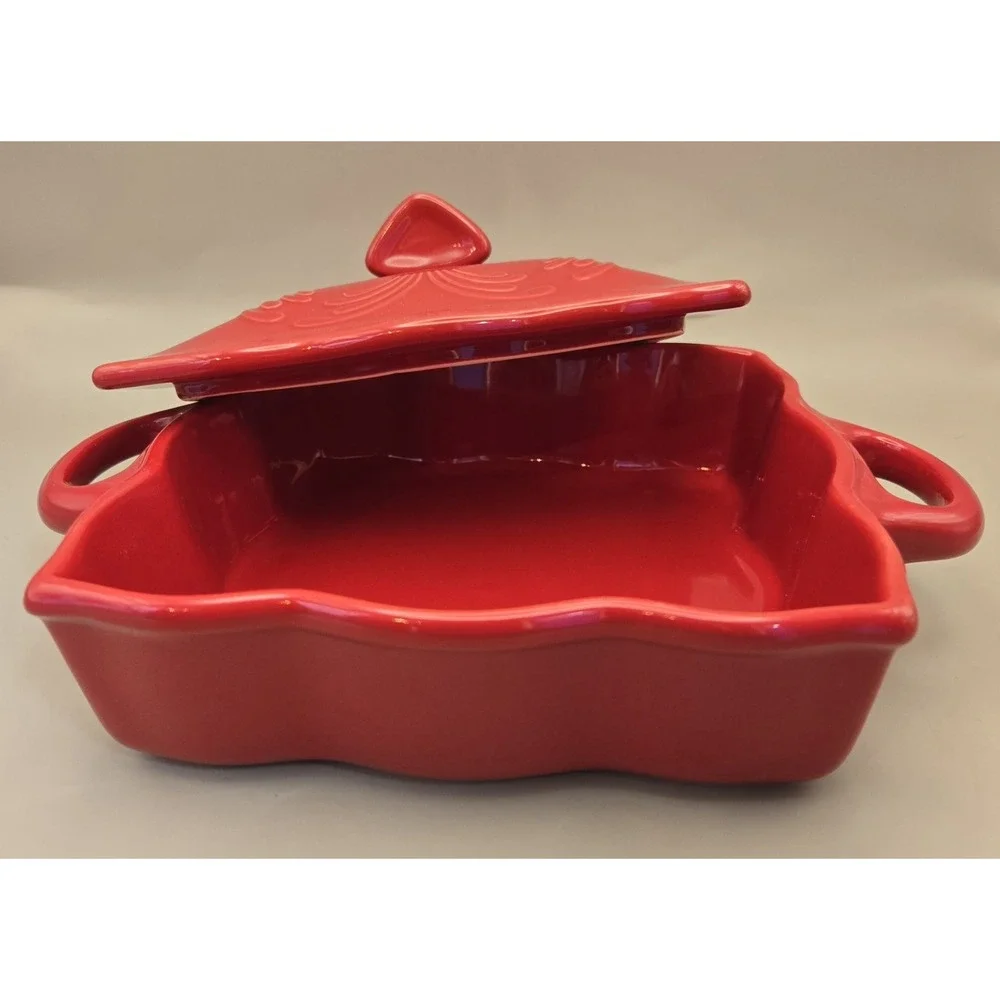Red Bakeware One Quart ‎ Casserol Dish  Backing Pan With Lid Embossed Lid Detail